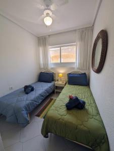 Postel nebo postele na pokoji v ubytování Traditional Two Bed Apart In Torrevieja TV18