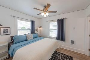 a bedroom with a bed and a ceiling fan at #StayinMyDistrict Goldfinch Cottage Coos Bay in Coos Bay