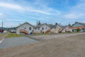 een rij huizen aan de straatkant bij #StayinMyDistrict Goldfinch Cottage Coos Bay in Coos Bay