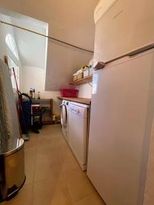 Kuchnia lub aneks kuchenny w obiekcie Botanical 2 Bedroom Bungalow with Com Pool VM33