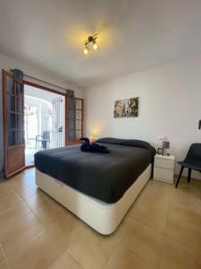 sypialnia z dużym łóżkiem w pokoju w obiekcie Botanical 2 Bedroom Bungalow with Com Pool VM33 w mieście Orihuela