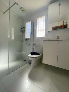 biała łazienka z toaletą i prysznicem w obiekcie Botanical 2 Bedroom Bungalow with Com Pool VM33 w mieście Orihuela +26 zdjęć