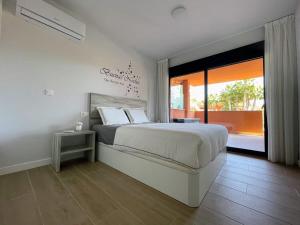 sypialnia z dużym łóżkiem i dużym oknem w obiekcie Modern 2 Bed Apartment with Com pool VM31 w mieście Orihuela