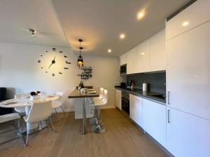 Kuchnia lub aneks kuchenny w obiekcie Modern 2 Bed Apartment with Com pool VM31