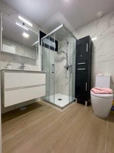 Łazienka w obiekcie Modern 2 Bed Apartment with Com pool VM31