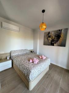 sypialnia z łóżkiem z różowymi poduszkami w obiekcie Modern 2 Bed Apartment with Com pool VM31 w mieście Orihuela +20 zdjęć