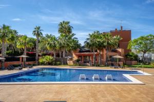 Basen w obiekcie Modern 2 Bed Apartment with Com pool VM31 lub w pobliżu