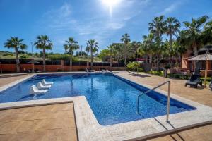Basen w obiekcie Modern 2 Bed Apartment with Com pool VM31 lub w pobliżu