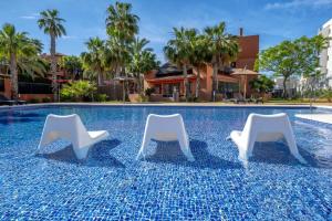 Basen w obiekcie Modern 2 Bed Apartment with Com pool VM31 lub w pobliżu