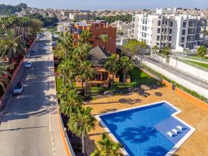 widok z góry na dom z basenem na miejskiej ulicy w obiekcie Modern 2 Bed Apartment with Com pool VM31 w mieście Orihuela
