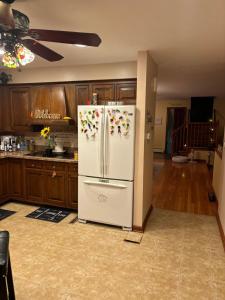 uma cozinha com um frigorífico com flores em Jays Ranch Hamden em Hamden