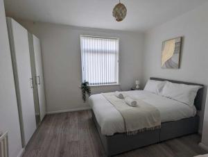 um quarto branco com uma cama grande em Alexander Apartments Dudley em Seaton Burn