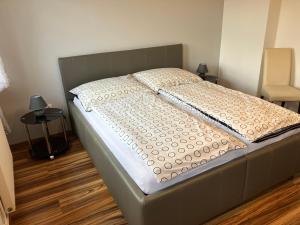 Una cama o camas en una habitación de Appartement Ferienwohnung LANG