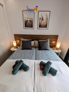 2 camas con almohadas en un dormitorio en Penthouse with Com Pool Villamartin Golf VM36, en San Miguel de Salinas