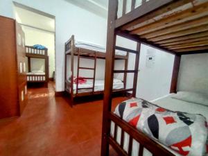 Habitación con 2 literas y espejo. en Samanai Wasi Hostel, en Lima
