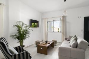 een woonkamer met een bank, stoelen en een tafel bij Conte Marco in Mesongi