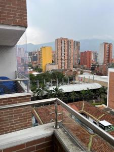 desde el balcón de un edificio con vistas a la ciudad en Ubicación privilegiada Sabaneta, en Sabaneta