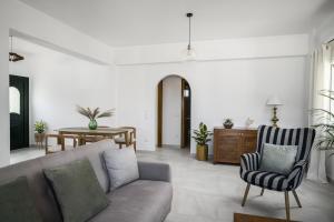 een woonkamer met een bank en een tafel bij Conte Marco in Mesongi