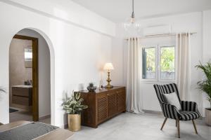 een woonkamer met een bureau en een stoel bij Conte Marco in Mesongi