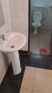 金賈的住宿－Meral inn Jinja，一间带水槽和卫生间的浴室