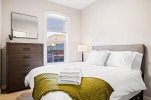 Dormitorio con cama con espejo y tocador en Avenue Hotel Downtown Golden Gold Miners Suite, en Golden