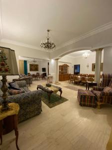 un grand salon avec des canapés et une salle à manger dans l'établissement Garden city 3 bedroom apartment, au Caire
