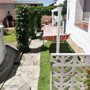een tuin met een tafel op een gazon bij 3 bedrooms house with private pool enclosed garden and wifi at Chatun in Chatún