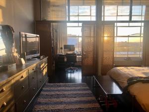 Ένα ή περισσότερα κρεβάτια σε δωμάτιο στο Loft d'exception, porte de Paris