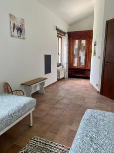 a room with a table and a desk in a room at B&B Casa Contento in Arcevia
