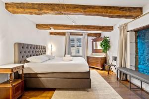um quarto com uma cama grande e uma secretária em Peaceful Getaway in the Heart of the City ID229 em Luxemburgo