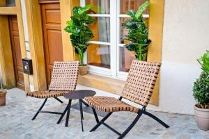 duas cadeiras e uma mesa em frente a uma janela em Peaceful Getaway in the Heart of the City ID229 em Luxemburgo