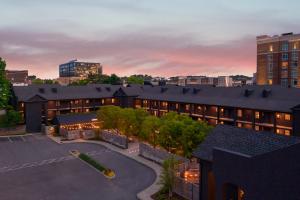 une vue aérienne sur un bâtiment avec un parking dans l'établissement Bode Nashville, à Nashville