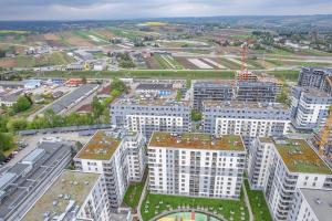 eine Luftansicht einer Stadt mit hohen Gebäuden in der Unterkunft Mistrzejowice Studio - Park, Tram & Bus nearby - by Rentujemy in Krakau
