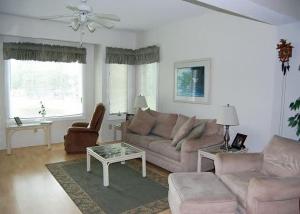 un soggiorno con divano e tavolo di Heron Lake 3232 a North Myrtle Beach