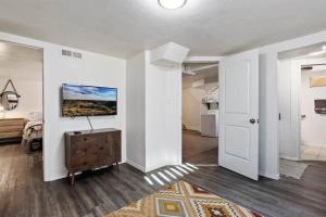 a living room with white walls and a white door at #StayinMyDistrict Twin Falls Pendleton Chic Suite in Twin Falls