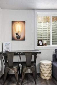 een woonkamer met een tafel en twee stoelen bij #StayinMyDistrict Twin Falls Pendleton Chic Suite in Twin Falls +20 foto's