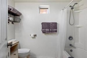 Ένα μπάνιο στο #StayinMyDistrict Twin Falls Pendleton Chic Suite +20 φωτογραφίες
