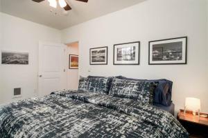 um quarto com uma cama e algumas fotografias na parede em #StayinMyDistrict Kenton Private Guest House em Portland