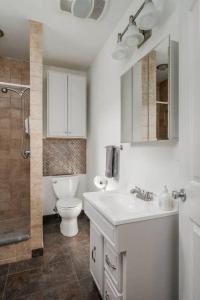 uma casa de banho com um WC, um lavatório e um chuveiro em #StayinMyDistrict Kenton Private Guest House em Portland