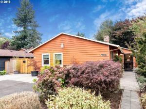 uma casa laranja com uma entrada e alguns arbustos em #StayinMyDistrict Kenton Private Guest House em Portland