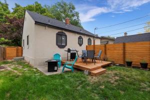 a backyard with a wooden deck and a house at #StayinMyDistrict Twin Falls Spanish-Boho Getaway in Twin Falls