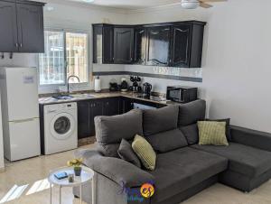 sala de estar con sofá y cocina en Cheerful 3 Bedroom Townhouse in El Galan EG2 en San Miguel de Salinas