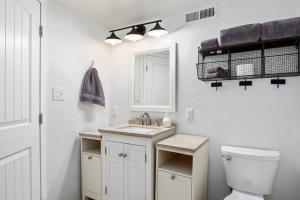 Baño blanco con lavabo y aseo en #StayinMyDistrictTwinFalls Tudor, en Twin Falls