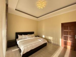 Un pat sau paturi într-o cameră la Rebero luxury Apartment HONORE RWANDA