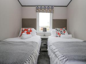 - 2 lits dans une chambre avec fenêtre dans l'établissement Eden 2, à Carnforth
