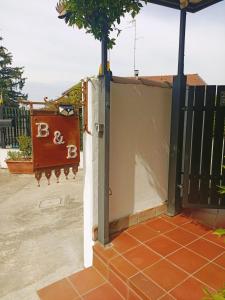 ein Tor mit einem Schild neben einem Zaun. in der Unterkunft Villa Sabry in Turriaco