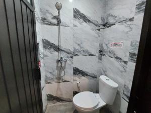 A bathroom at Guesthouse Cempaka
