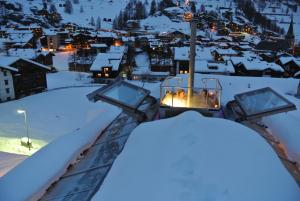 ツェルマットにあるLuxury Chalet by Heinz Julenの夜の雪の町の景色