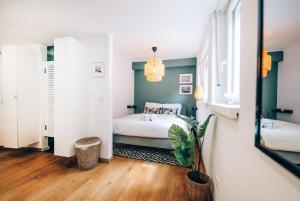 een slaapkamer met een bed en een potplant bij Belair Bliss - Close to City Centre ID44 in Luxemburg