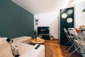 een woonkamer met een bank en een tafel bij Belair Bliss - Close to City Centre ID44 in Luxemburg
